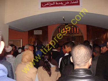 ممثل النيابة العامة يطالب بإنزال أقصى العقوبات على أفراد العصابة ويؤكد أن خبر العصابة هز مدينة تيزنيت وتناقلته عدة مواقع إلكترونية ممثل النيابة العامة يطالب بإنزال أقصى العقوبات على أفراد العصابة ويؤكد أن خبر العصابة هز مدينة تيزنيت وتناقلته عدة مواقع إلكترونية